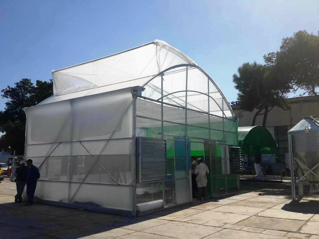 Aération de serre au faîtage par toit ouvrant